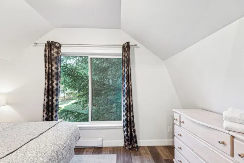 Quiet carriage suite near vinyards and lake