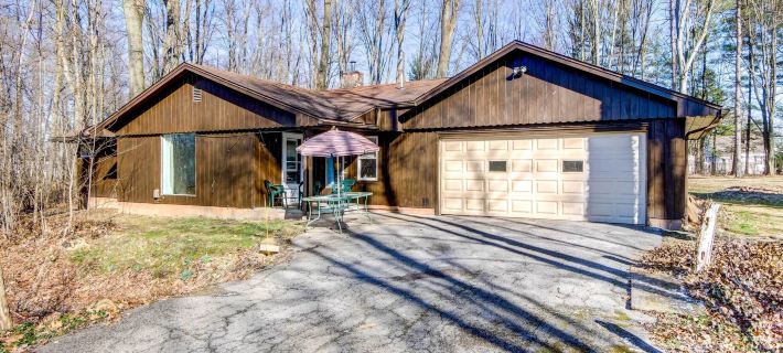 Pet-Friendly Youngstown Cottage w/ Yard Hotéis em Mahoning County