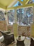 Sunny Treetop Tiny Home! Beautiful Pikes Peak View!
