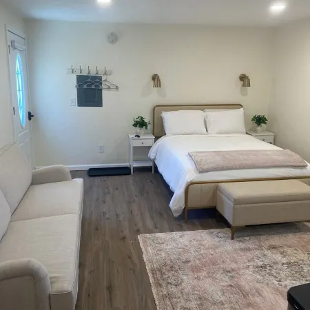 Chic studio hideaway in Riverdale with AC, Wifi