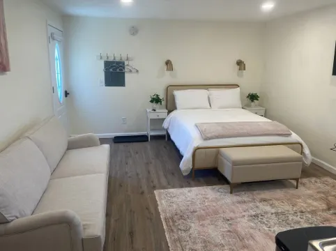 Chic studio hideaway in Riverdale with AC, Wifi