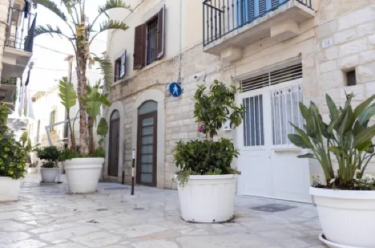 Stone-vaulted apartment in the very heart of the city's historic center.