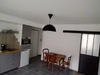 ART on the ground floor and terrace Saints住宿飯店