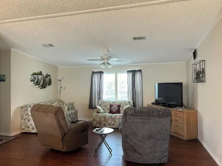 Cheerful Barefoot Bay vacation rental Отели в г. Микко