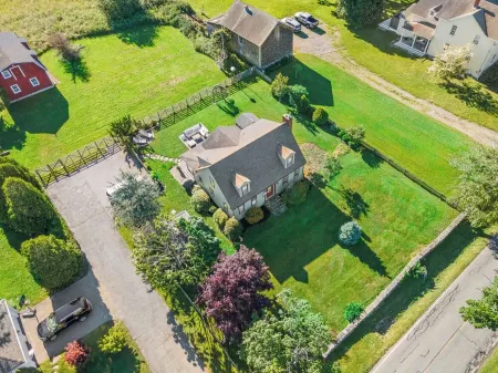 Walk to the Beach - Serene Coastal Country Cottage Отели рядом с достопримечательностью «Терд Бич»