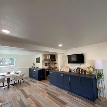 1-bedroom, with fireplace, king bed and cruiser bikes.