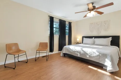 Cozy 2bdr Townhome, King Bed, Pet Friendly, Centrally Located