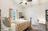 Woodsy Cottage in Downtown