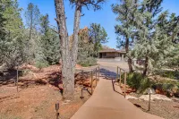 山景露台：賽多納套房靠近小徑