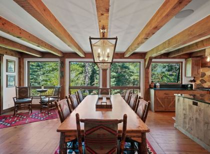 Luxury 4BR 3-Floor Sundance Home. Views. Hot Tub. pets Jeep Gladiator at airport