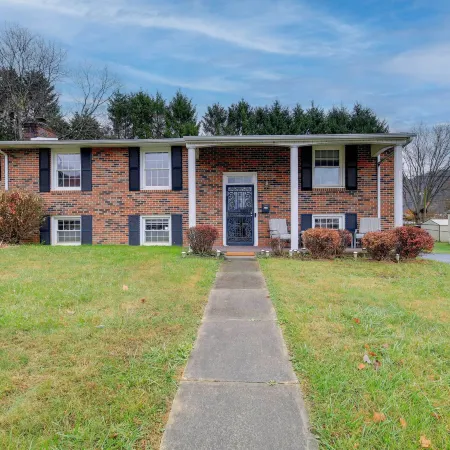 Bluefield Home w/ Covered Deck - Near Parks!