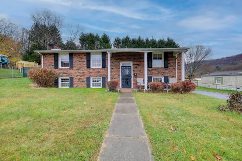 Bluefield Home w/ Covered Deck - Near Parks! - 3-Star
