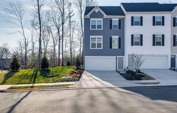 30 Mi to Downtown DC: Charming Dale City Townhome!
