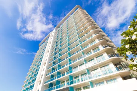 Beach Right At Your Doorstep - Azure Maldives Tower Отели рядом с достопримечательностью «Cathedral Of The King»