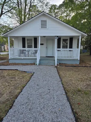 Charming 2-bedroom house in Cheraw with AC فنادق في تشيراو