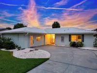 BRAND NEW, COVERED Heated Pool, Baja Ledge, Hot Tub, Large home PS5, WIFI, AC Hotels in Apollo Beach