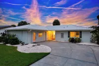 BRAND NEW, COVERED Heated Pool, Baja Ledge, Hot Tub, Large home PS5, WIFI, AC