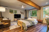 Cozy River Cabin - Sleeps 12 - Hot Tub - EV - Trails & Stevens Pass Nearby