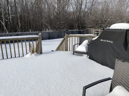 Vacation Home on Simcoe lake Отели в г. Иннисфил