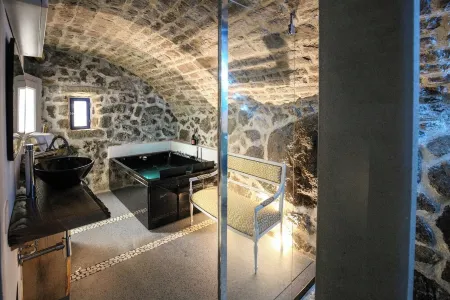 In the center of the ancient Borgo delightful apartment, equipped with all comforts