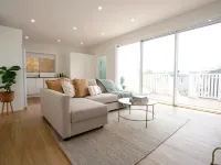 5 mins walk to Beach - Modern Beachy Escape. Netflix, Full Kitchen, Comfy Beds! Hotels in Terrigal