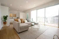 5 mins walk to Beach - Modern Beachy Escape. Netflix, Full Kitchen, Comfy Beds! Hotels in Terrigal