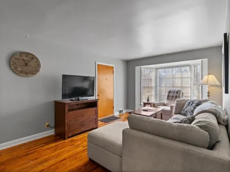 Tosa's Cozy Corner - Pet & Family Friendly, Walkable, Near Downtown Tosa & MKE! Отели рядом с достопримечательностью «Time Square Watch Shop»