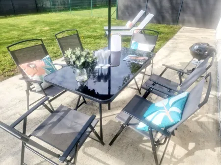 Single-storey 3-bedroom house with garden in the heart of La Gacilly Отели рядом с достопримечательностью «Circus In Track Stey»