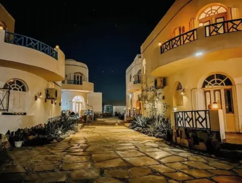 Eel Garden Villas - mountain view beach side apt.