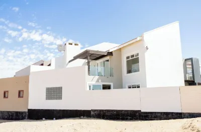 3-bedroom townhouse in tranquil Walvis Bay with, WiFi and modern finishes. فنادق في 
