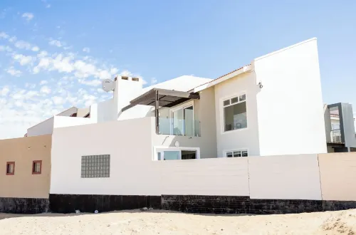 3-bedroom townhouse in tranquil Walvis Bay with, WiFi and modern finishes. Hotels in Langstrand