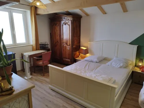 Pretty sunny village house with view and garden Hotels in Bourg-Saint-Andeol