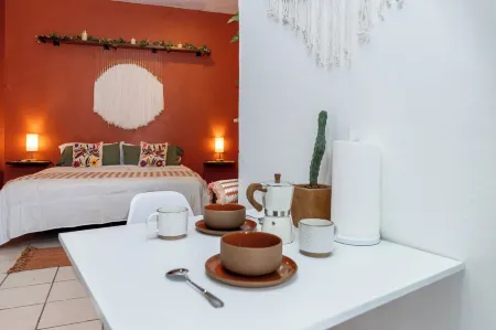 Free Parking, 6min->Beach & DWN, 950Mbps, KingBed, Laundry Service, PetsOK