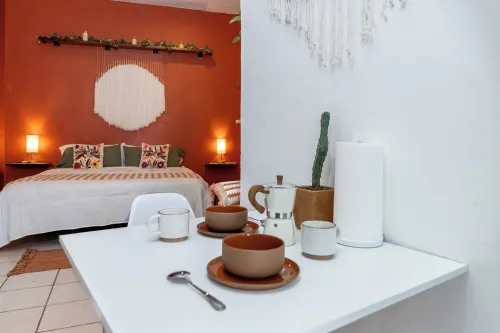 Free Parking, 6min->Beach & DWN, 950Mbps, KingBed, Laundry Service, PetsOK