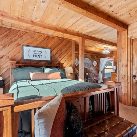 Cozy 4-bedroom cabin with WiFi, AC in charming Garden Valley