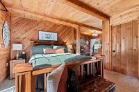 Cozy 4-bedroom cabin with WiFi, AC in charming Garden Valley