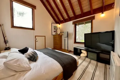 Cuff'n'Collar Stable Chalet Hotels near Dinner Plain Onsen