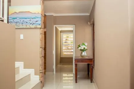 Fabulous 5-bedroom Beach House Stunning Views  with WiFi in Hout Bay  Cape Town Отели рядом с достопримечательностью «Duiker Island»