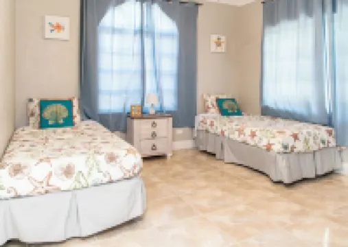 Charming Villa - 4 bedrooms with large pool - both houses Hotels in 