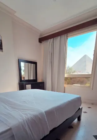 3-bedroom apartment in nice direct pyramids view with AC, WiFi Отели в г. Qesm Boulaq Ad Dakrour
