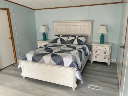 8 minutes to Marshwalk, 3-bedroom house with Huge Yard & WiFi in Murrells Inlet