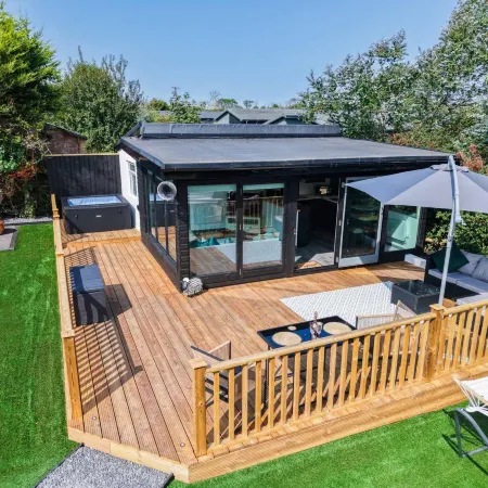 Cedars Lodge - Hot Tub - Penally - Tenby
