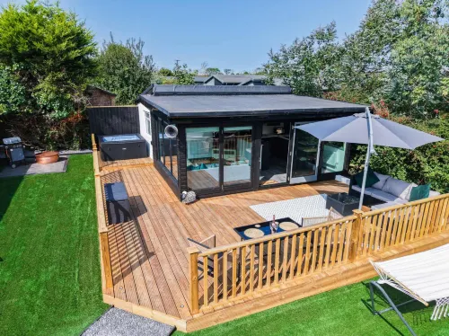 Cedars Lodge - Hot Tub - Penally - Tenby
