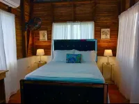 Charming 3-bedroom cabin with WiFi and AC in enchanting Rio San Juan Hotel di 