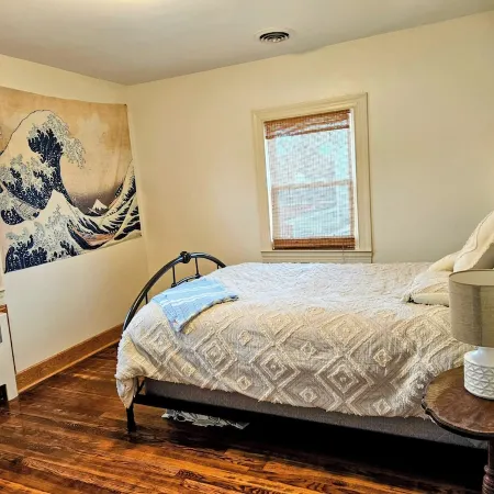 Family friendly in Hampton with huge yard, dog park, and 2 blocks from the bay