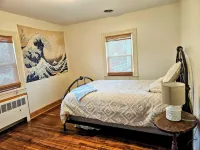 Family friendly in Hampton with huge yard, dog park, and 2 blocks from the bay