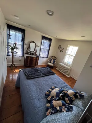 Charming 2-bedroom apartment above a country store in the heart of Gardiner!