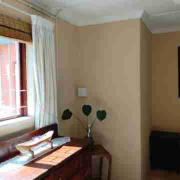 Comfortable 1 bed apartment close to the beach. Rooms