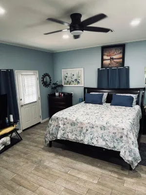 Lake Front House with Spacious 6-bedrooms, AC, WiFi in delightful Groesbeck