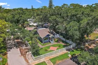 Beautifully renovated beach cottage!